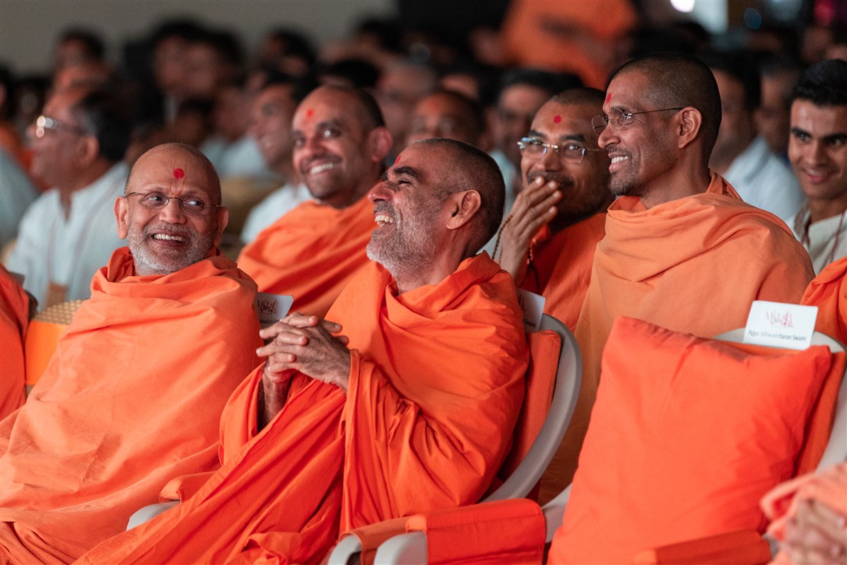 Pujya Swamis enjoy the morning session 