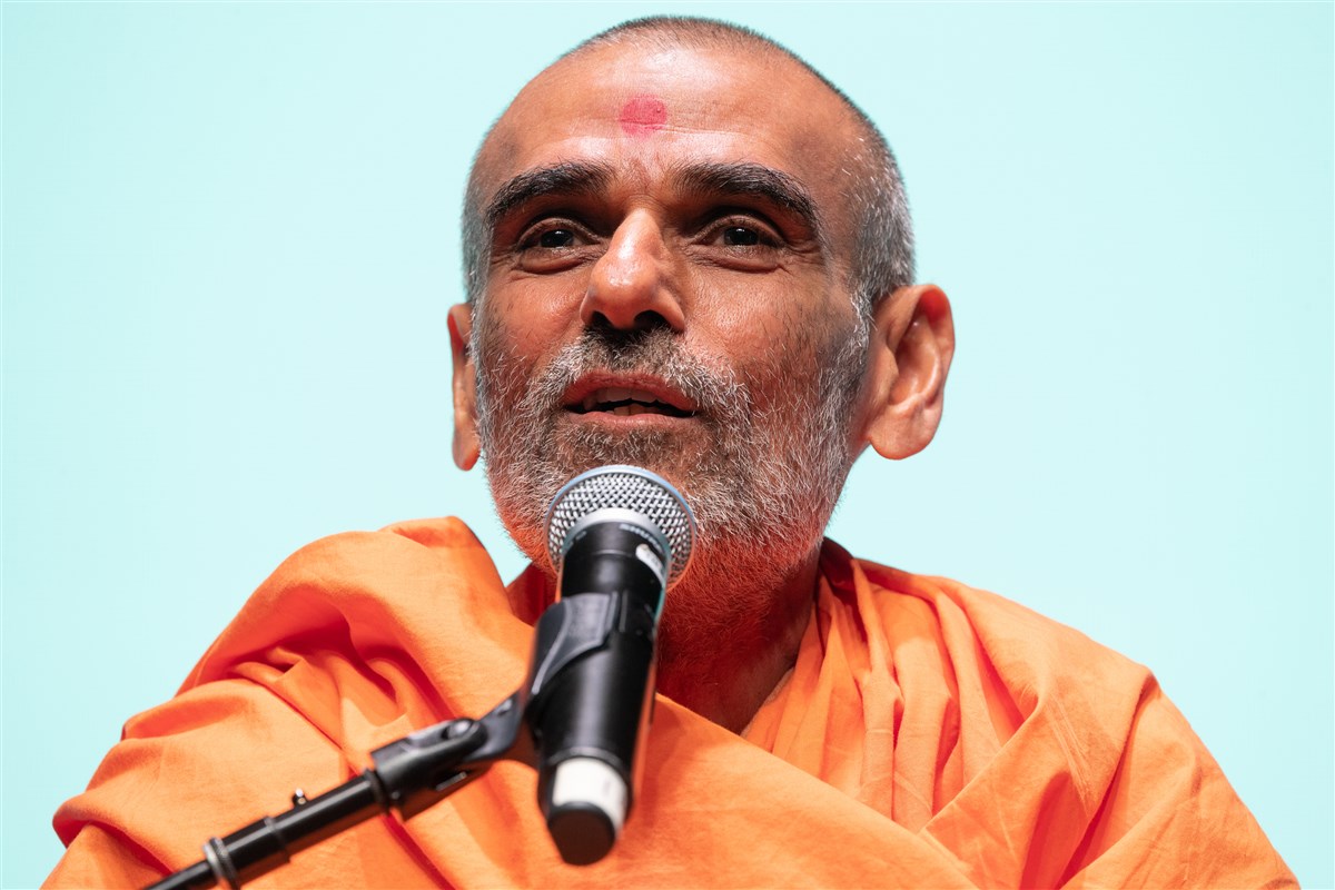 Pujya Anandswarupdas Swami addresses the afternoon assembly 