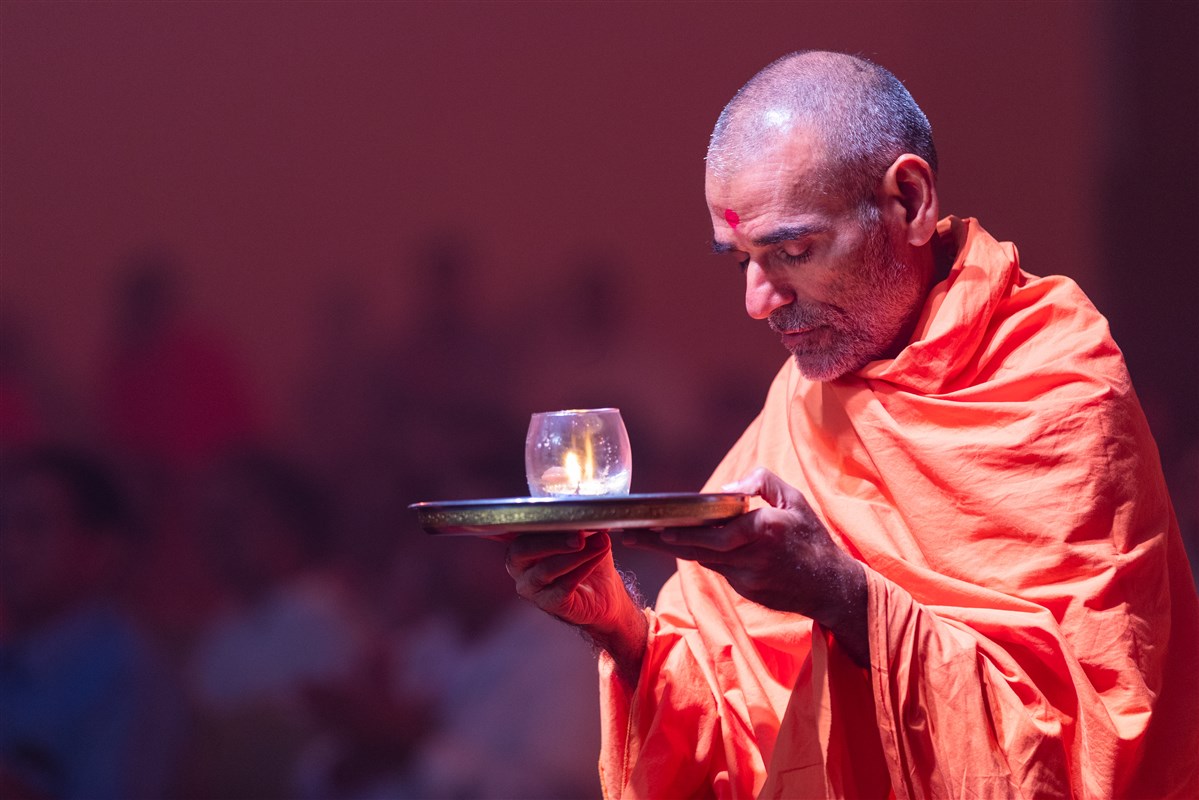 Pujya Anandswarupdas Swami performs the evening arti 