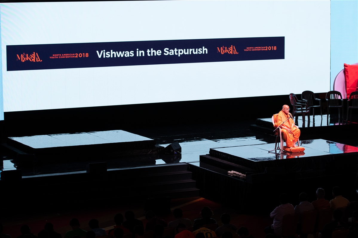 Pujya Ishwarcharandas Swami addresses the evening assembly 
