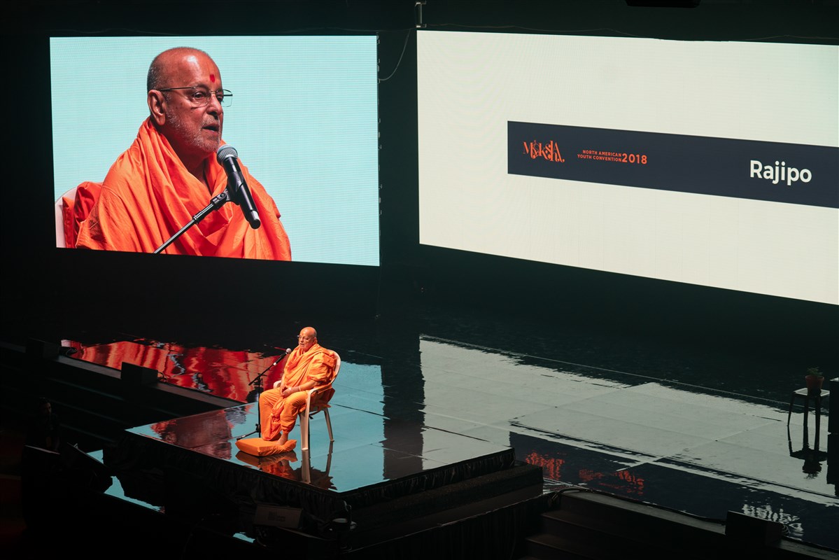 Pujya Ishwarcharandas Swami addresses the evening assembly