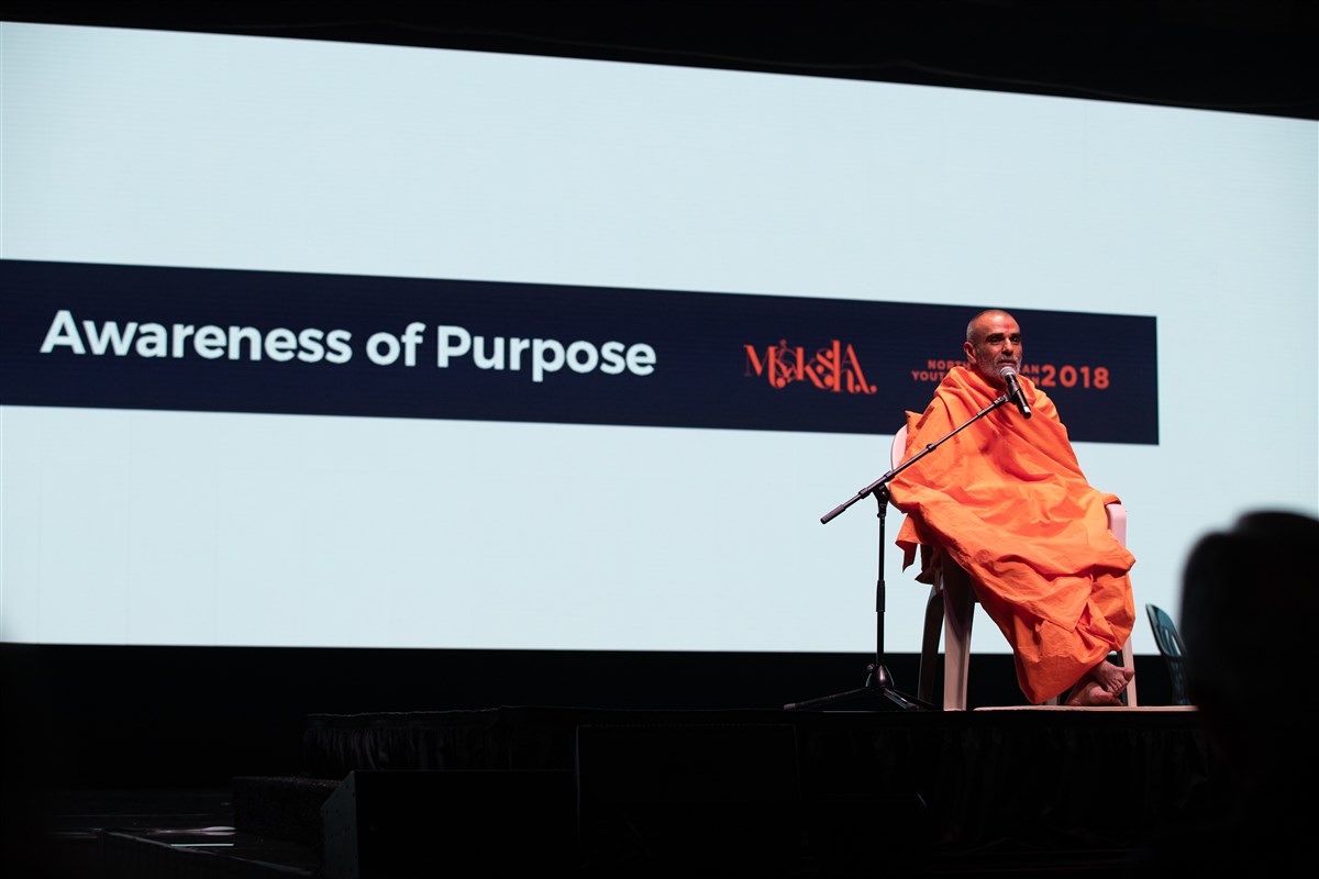 Pujya Anandswarupdas Swami addresses the evening assembly