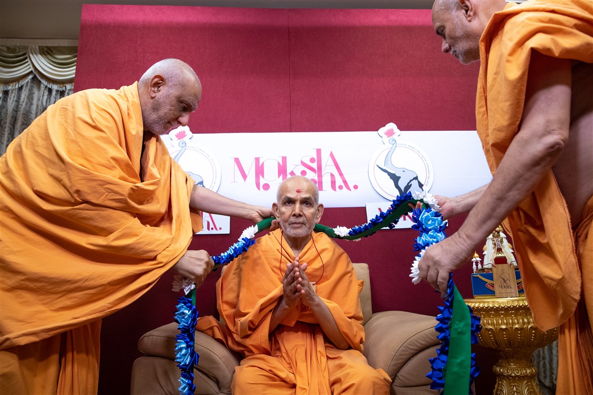Pujya Atmaswarupdas Swami and Pujya Viveksagardas Swami puts a garland on Swamishri