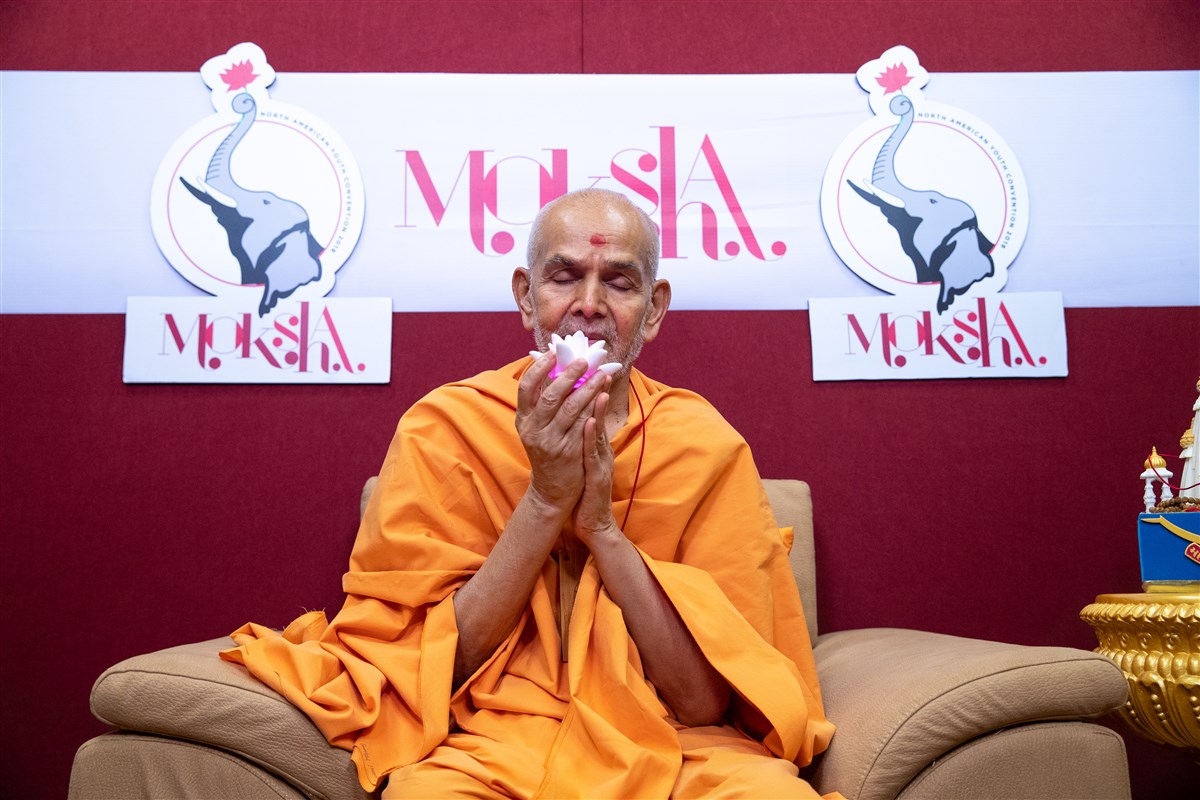 Swamishri raises a lotus as the delegates sing the prarthana "Tamārī mūrti vinā"