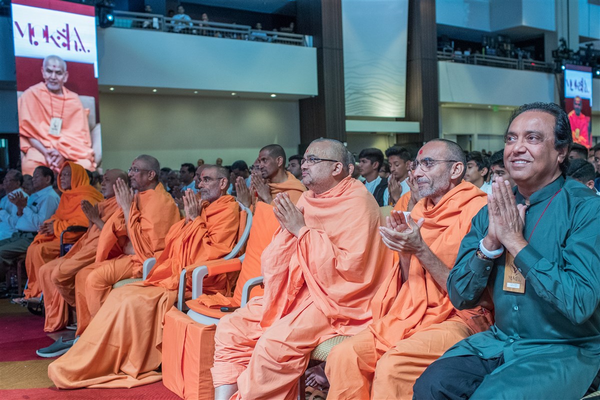 Pujya Swamis and invited guests engrossed in Swamishri's darshan