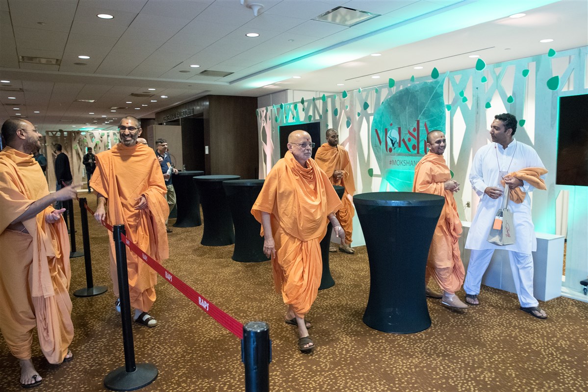 Pujya Ishwarcharandas Swami arrives at the convention venue