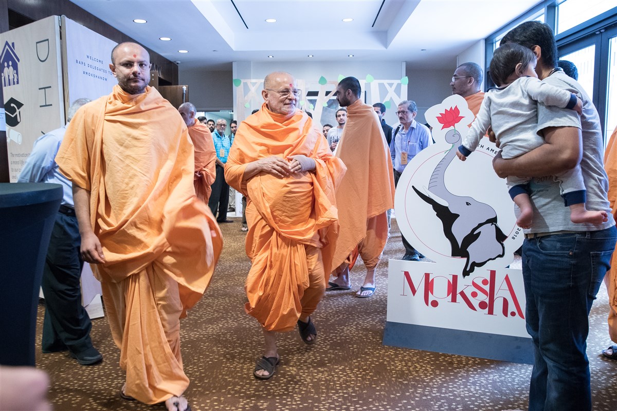 Pujya Ishwarcharandas Swami takes a tour around the convention venue