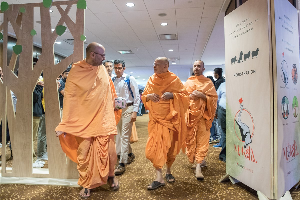 Pujya Ishwarcharandas Swami takes a tour around the convention venue