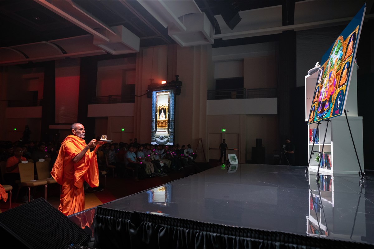 Pujya Anandswarupdas Swami performs the evening arti