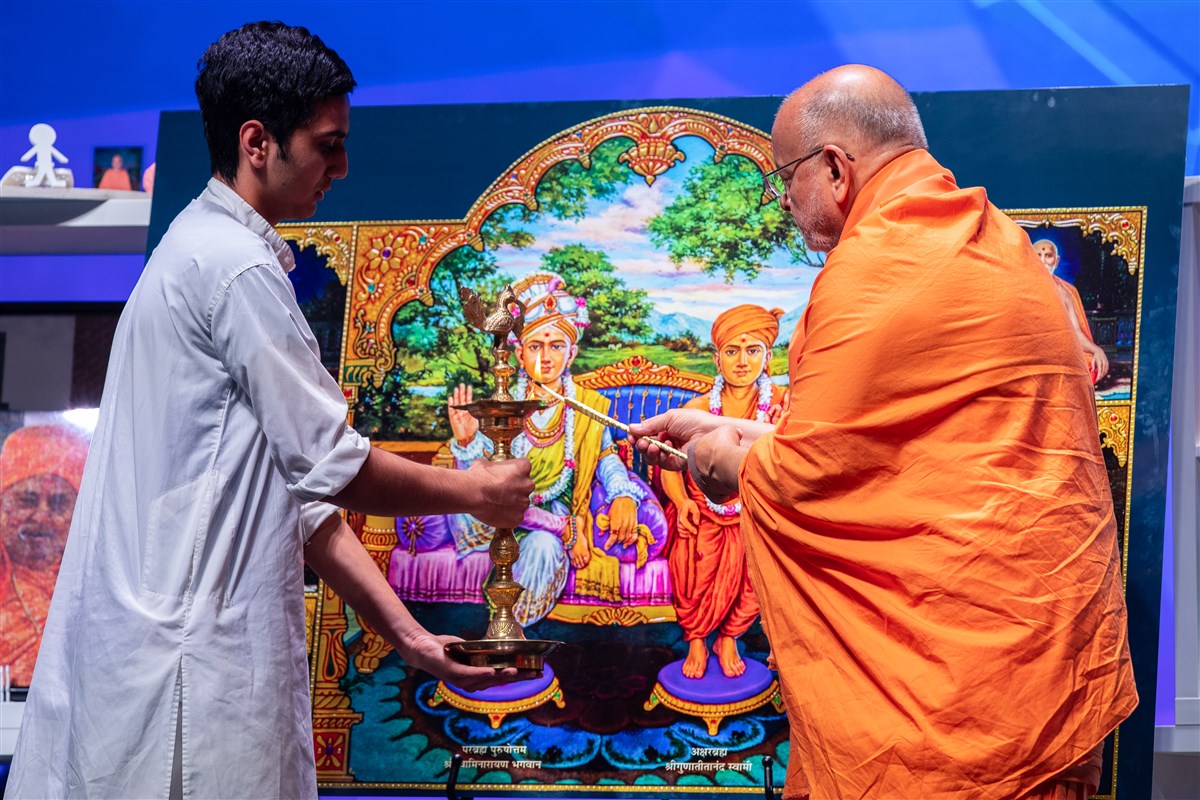 Pujya Ishwarcharandas Swami performs deep pragatya to inaugurate the convention