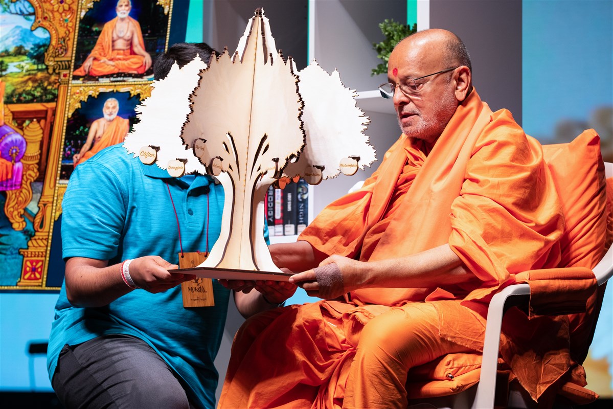 Pujya Ishwarcharandas Swami engaged in the evening session