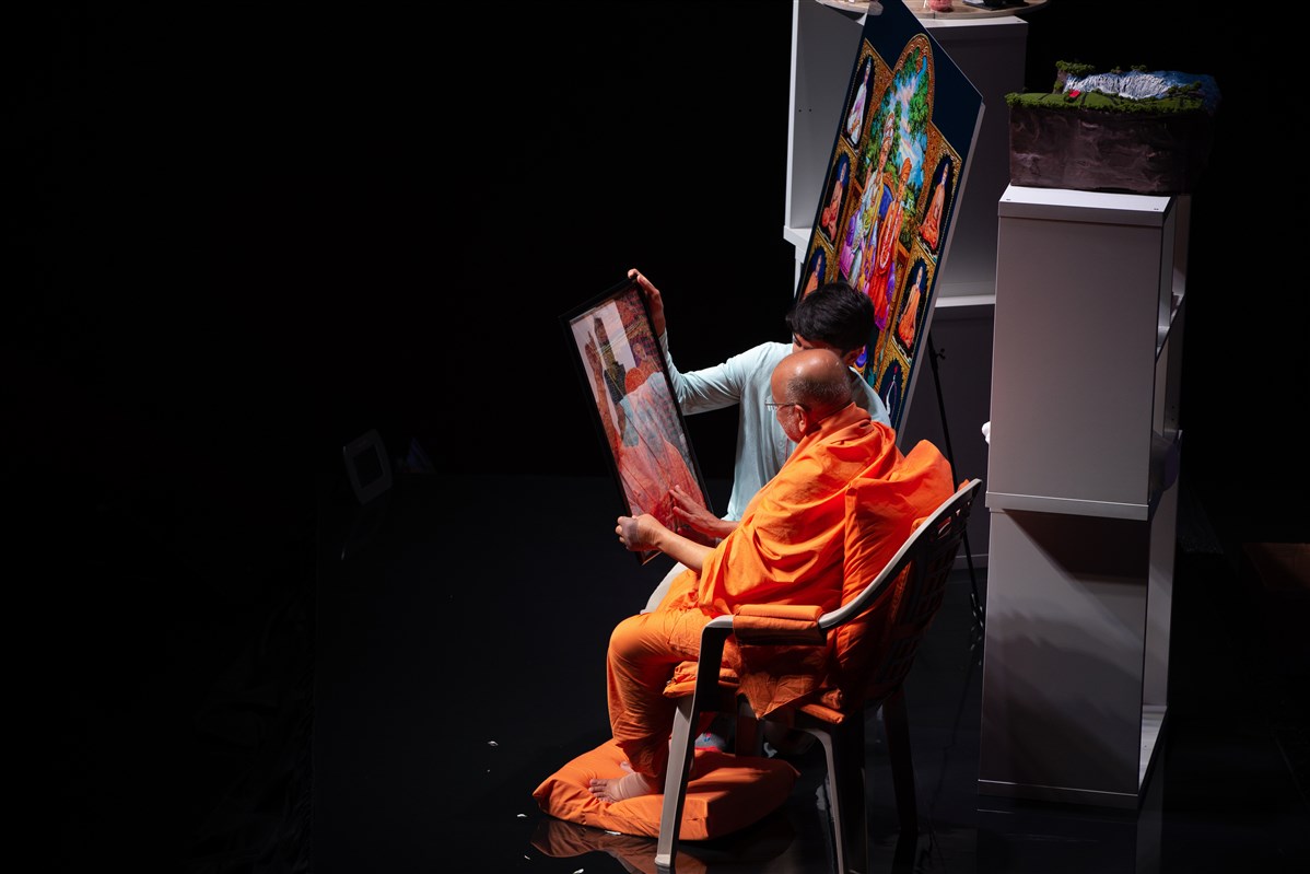 Pujya Ishwarcharandas Swami engaged in the evening session