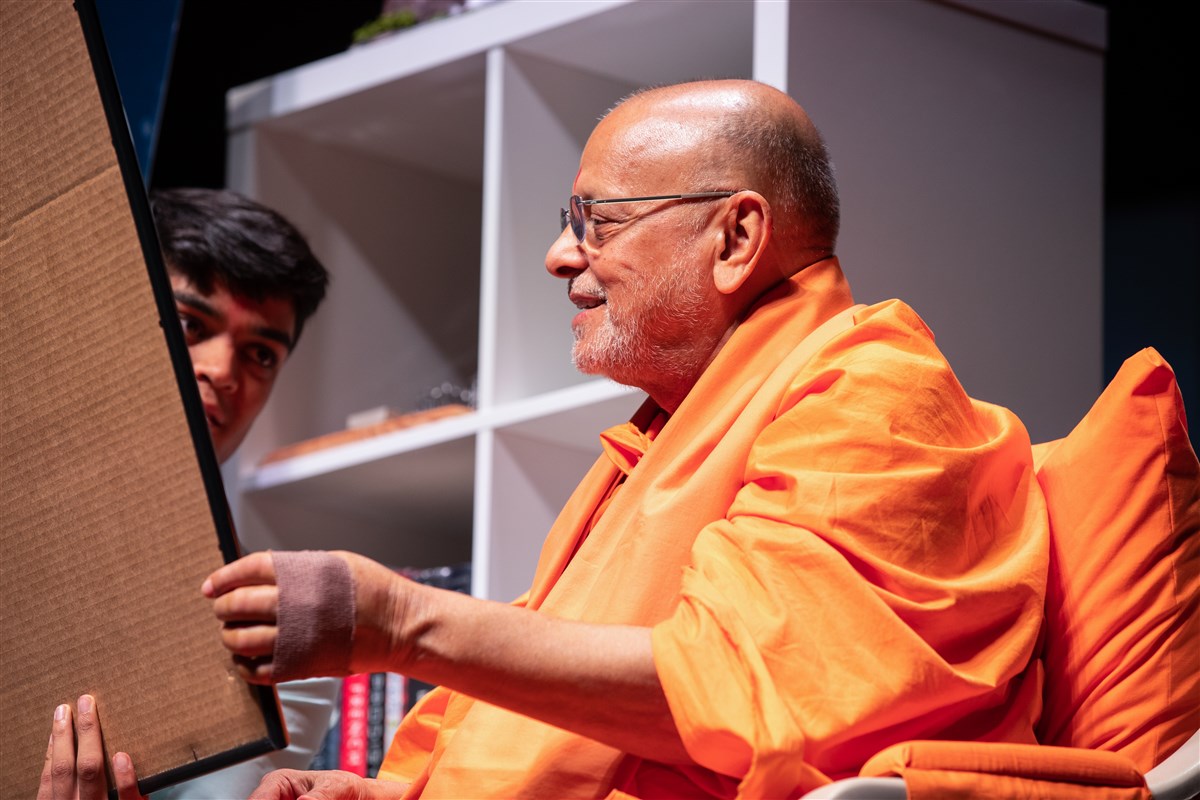 Pujya Ishwarcharandas Swami engaged in the evening session