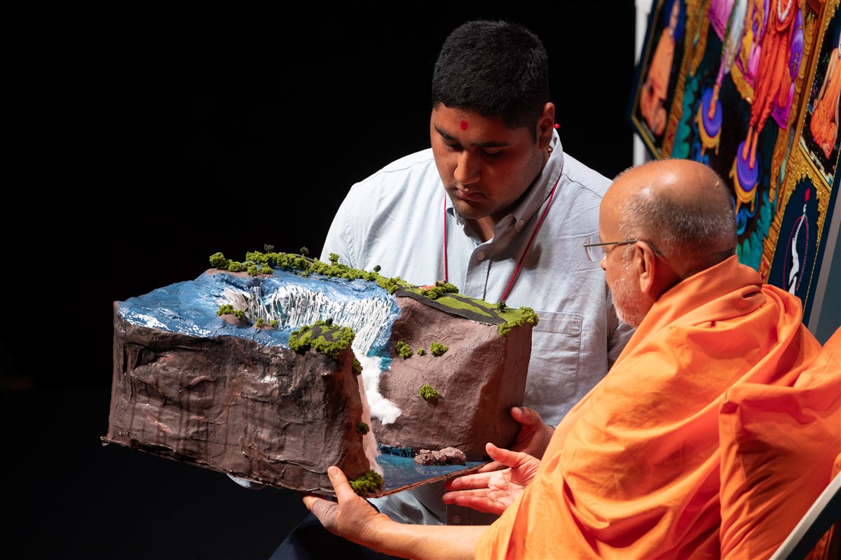 Pujya Ishwarcharandas Swami engaged in the evening session