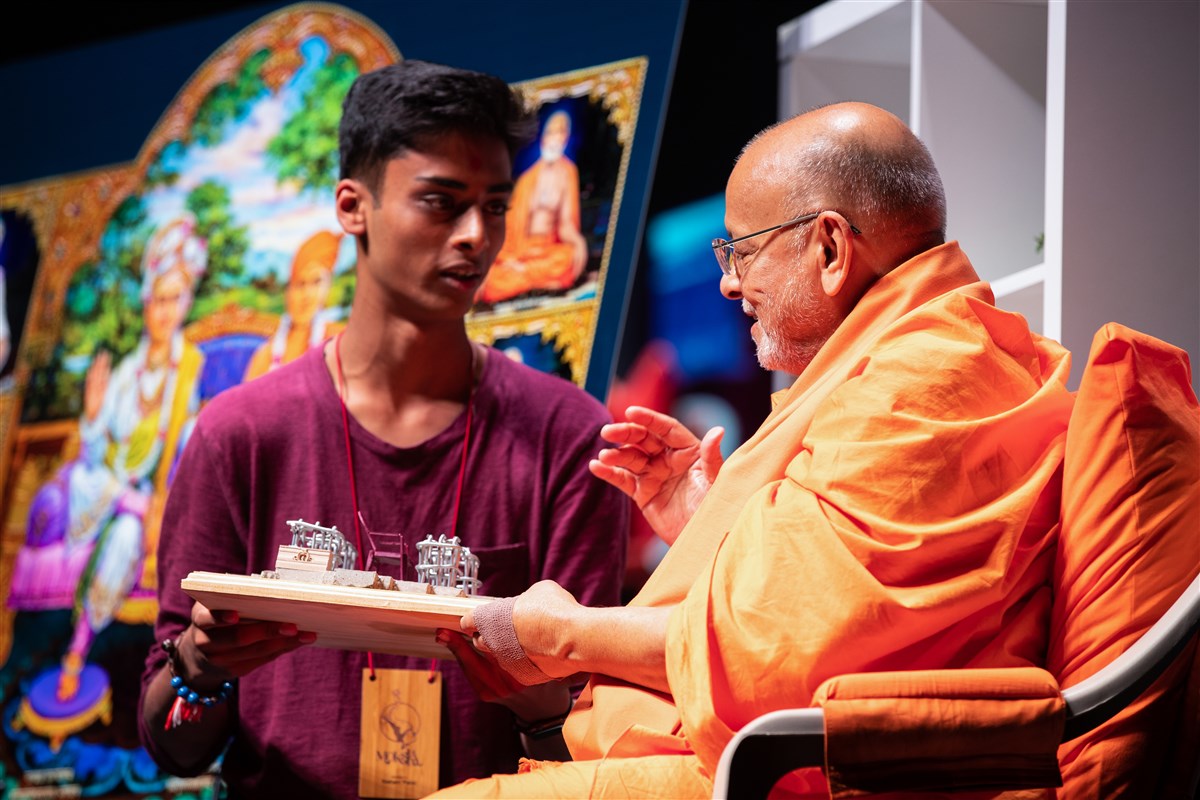 Pujya Ishwarcharandas Swami engaged in the evening session