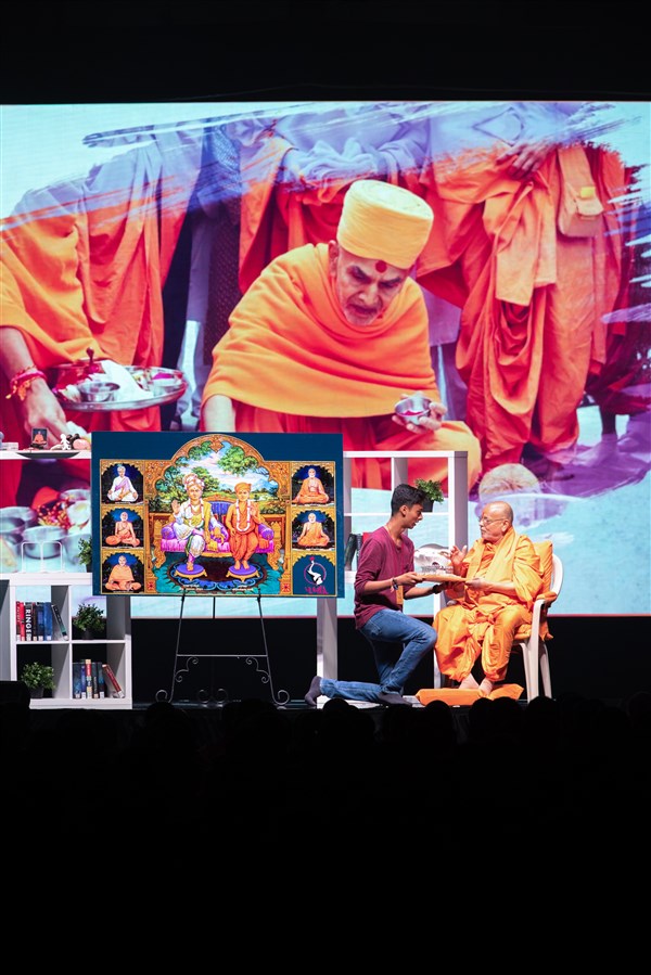Pujya Ishwarcharandas Swami engaged in the evening session