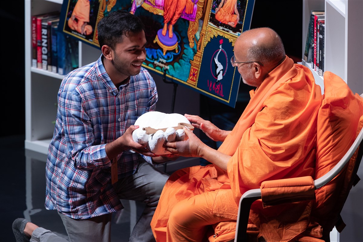Pujya Ishwarcharandas Swami engaged in the evening session