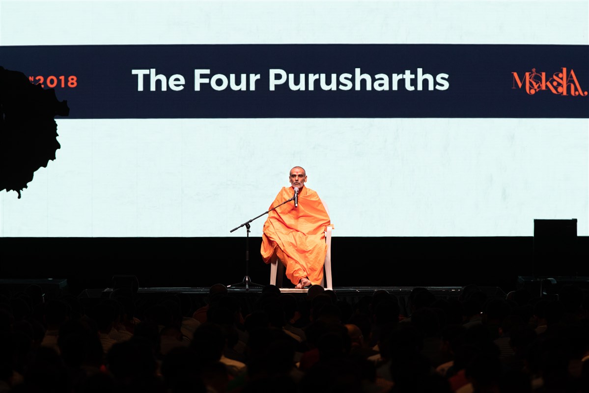Pujya Anandswarupdas Swami addresses the evening assembly