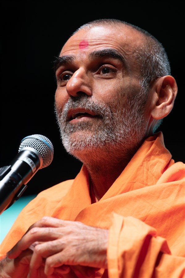 Pujya Anandswarupdas Swami addresses the evening assembly