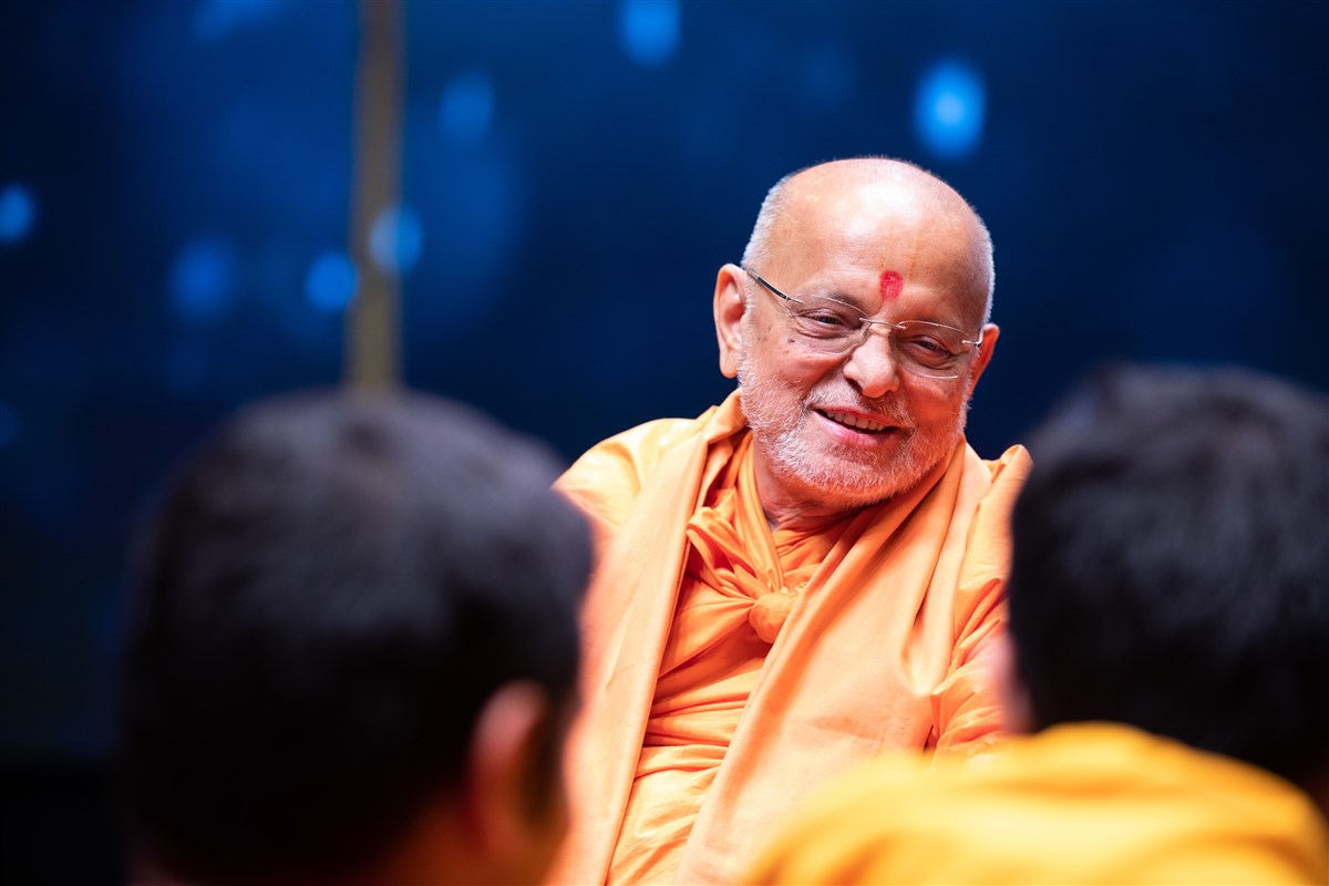 Pujya Ishwarcharandas Swami and Pujya Anandswarupdas Swami meet with the delegates