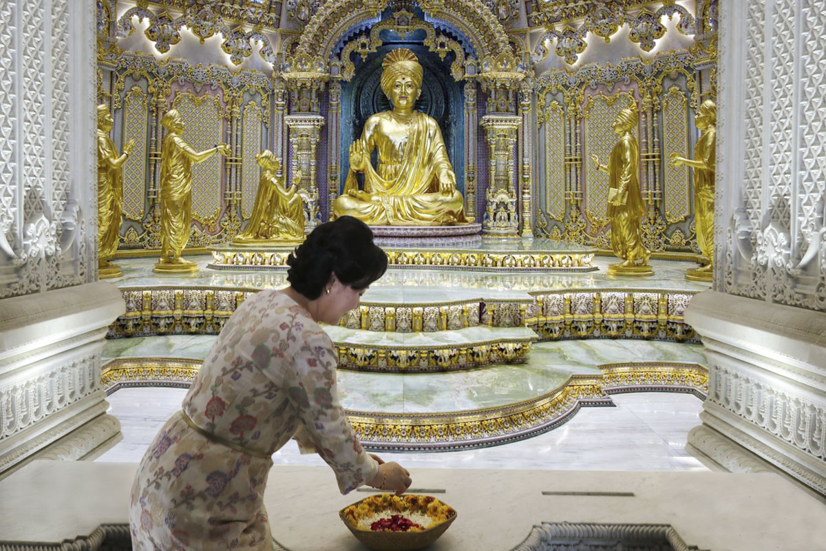 First Lady Kim Jung-sook pays respects by offering flowers to Bhagwan Swaminarayan