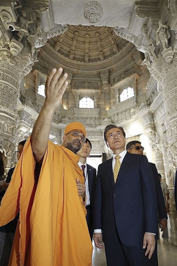 President Moon admires the architecture of the Akshardham Mandir