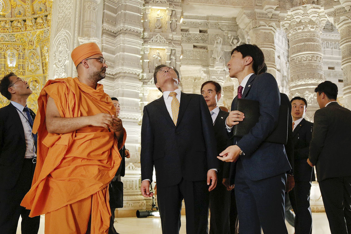 President Moon observes the Akshardham Mandir