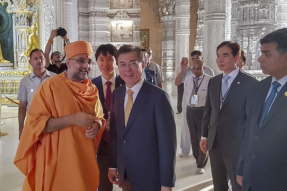 President Moon learns about the cultural and spiritual significance of the art and architecture inside Akshardham Mandir