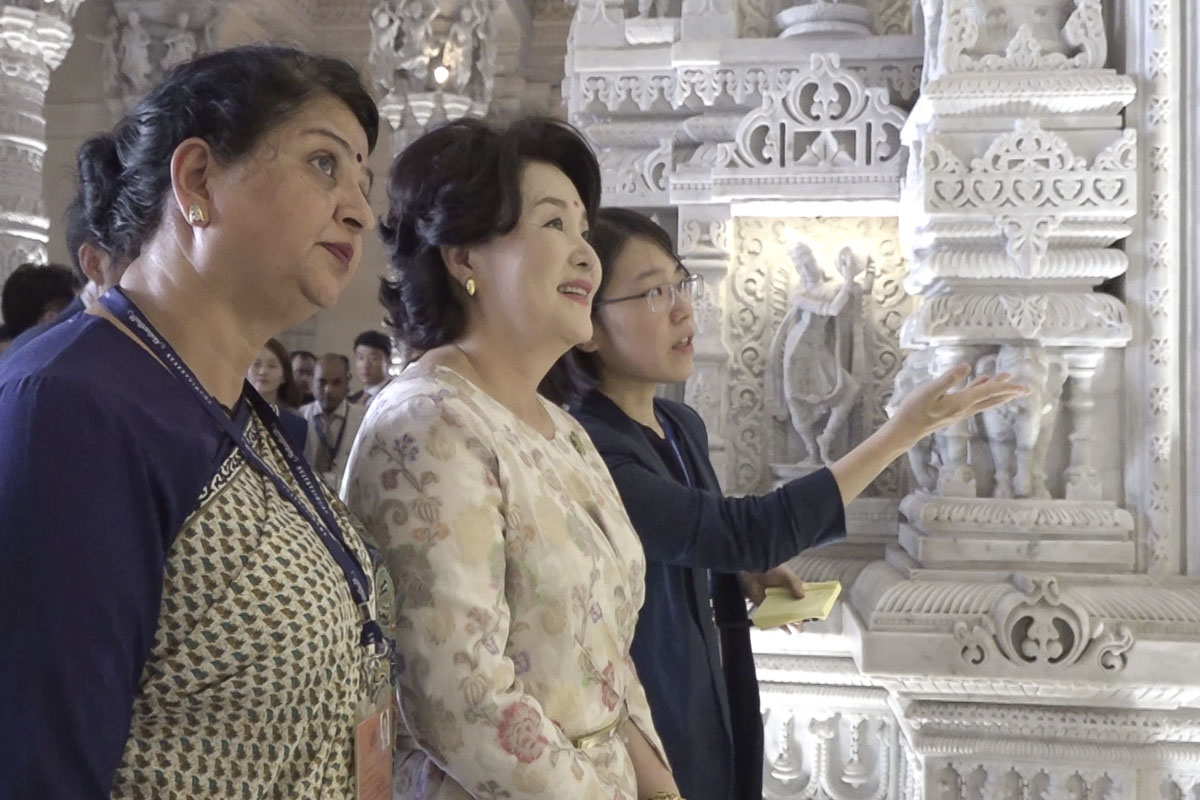 First Lady Kim Jung-sook learns about the cultural and spiritual significance of the art and architecture inside Akshardham Mandir