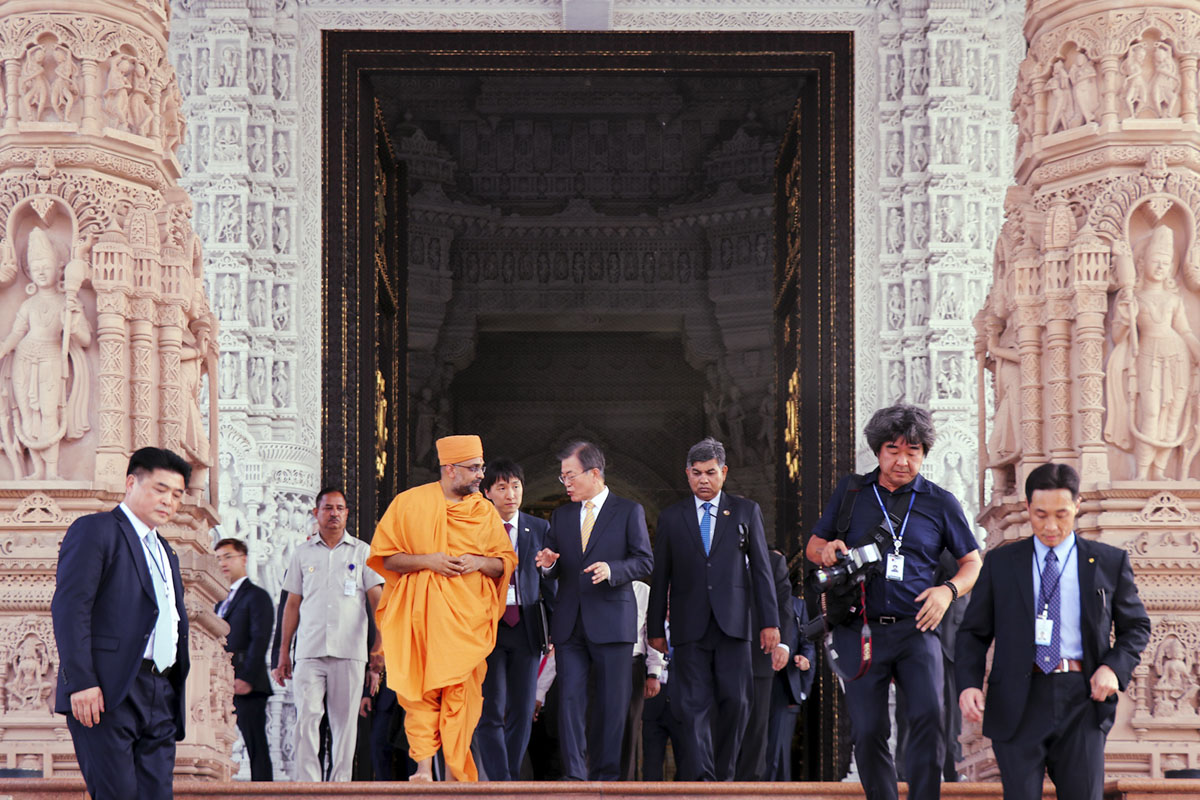 In conversation with Gnanmuni Swami, President Moon says, "I am very delighted to visit this grand temple as part of the first leg of my visit"