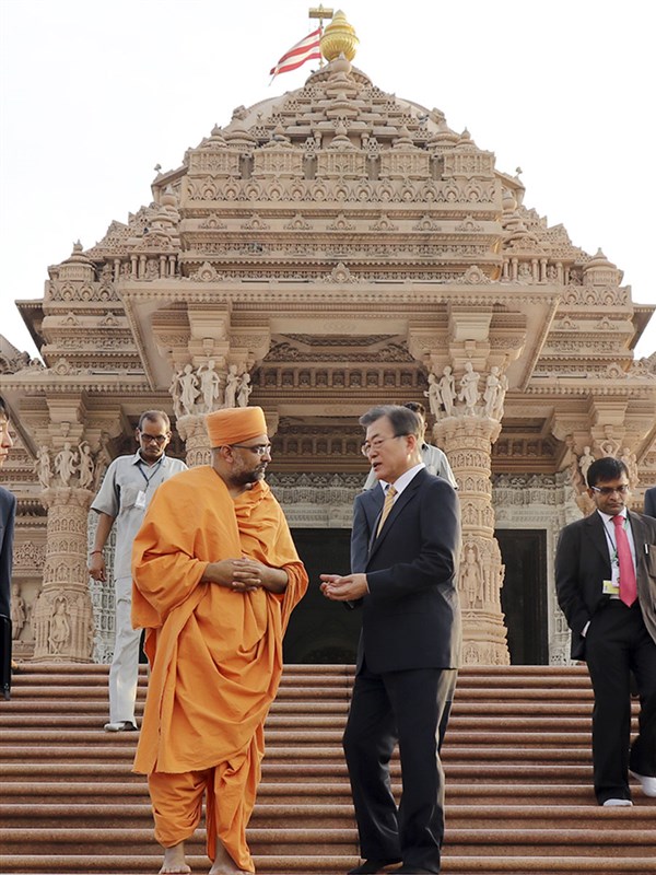 In conversation with Gnanmuni Swami, President Moon comments on the mammoth volunteer effort required to make Swaminarayan Akshardham in five years