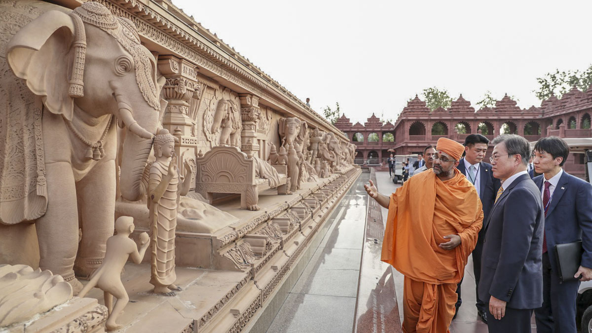 While viewing the Gajendra Pithika (Elephant Plinth), President Moon observes the stone carving of both Buddha and the divine symbolic dream preluding to Buddha’s birth
