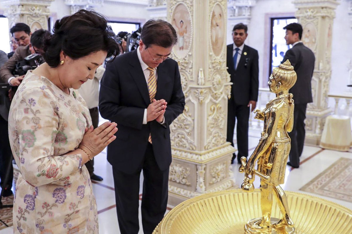 President Moon and First Lady Kim pray for peace at Swaminarayan Akshardham