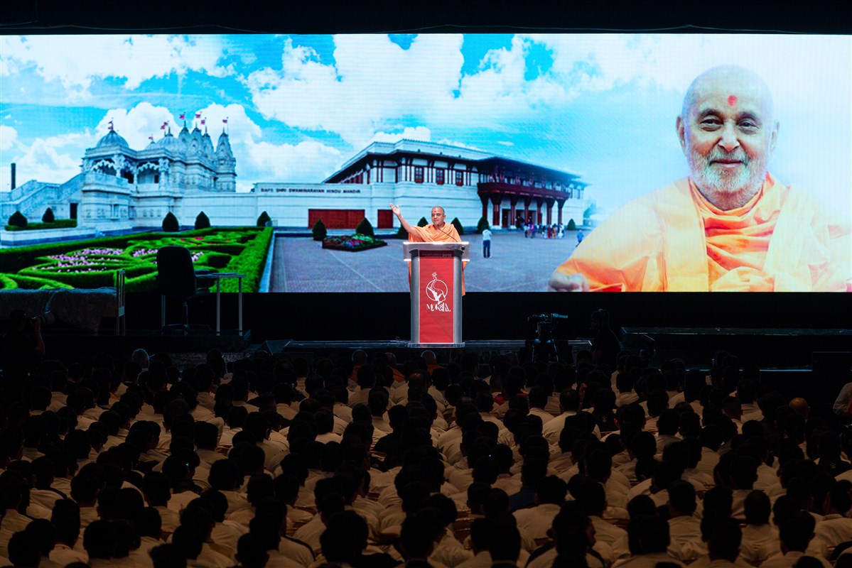 Pujya Brahmaviharidas Swami addresses the morning assembly