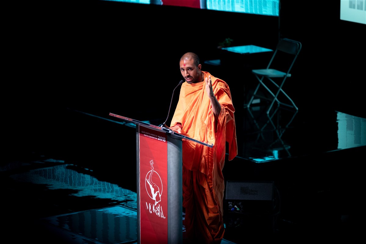 Pujya Snehmunidas Swami addresses the afternoon assembly