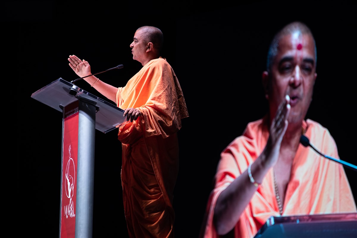 Pujya Brahmaviharidas Swami addresses the evening assembly