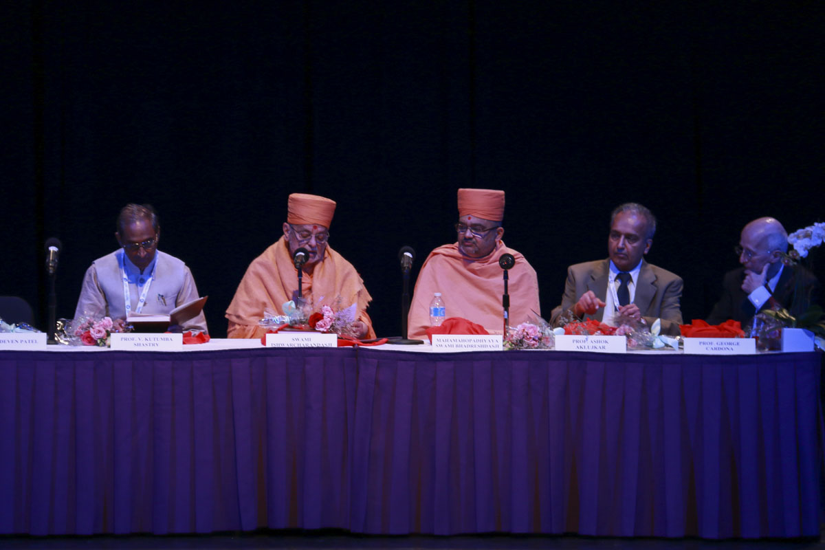 Sadguru Pujya Ishwarcharandas Swami blesses the World Sanskrit Conference with his remarks in Sanskrit.