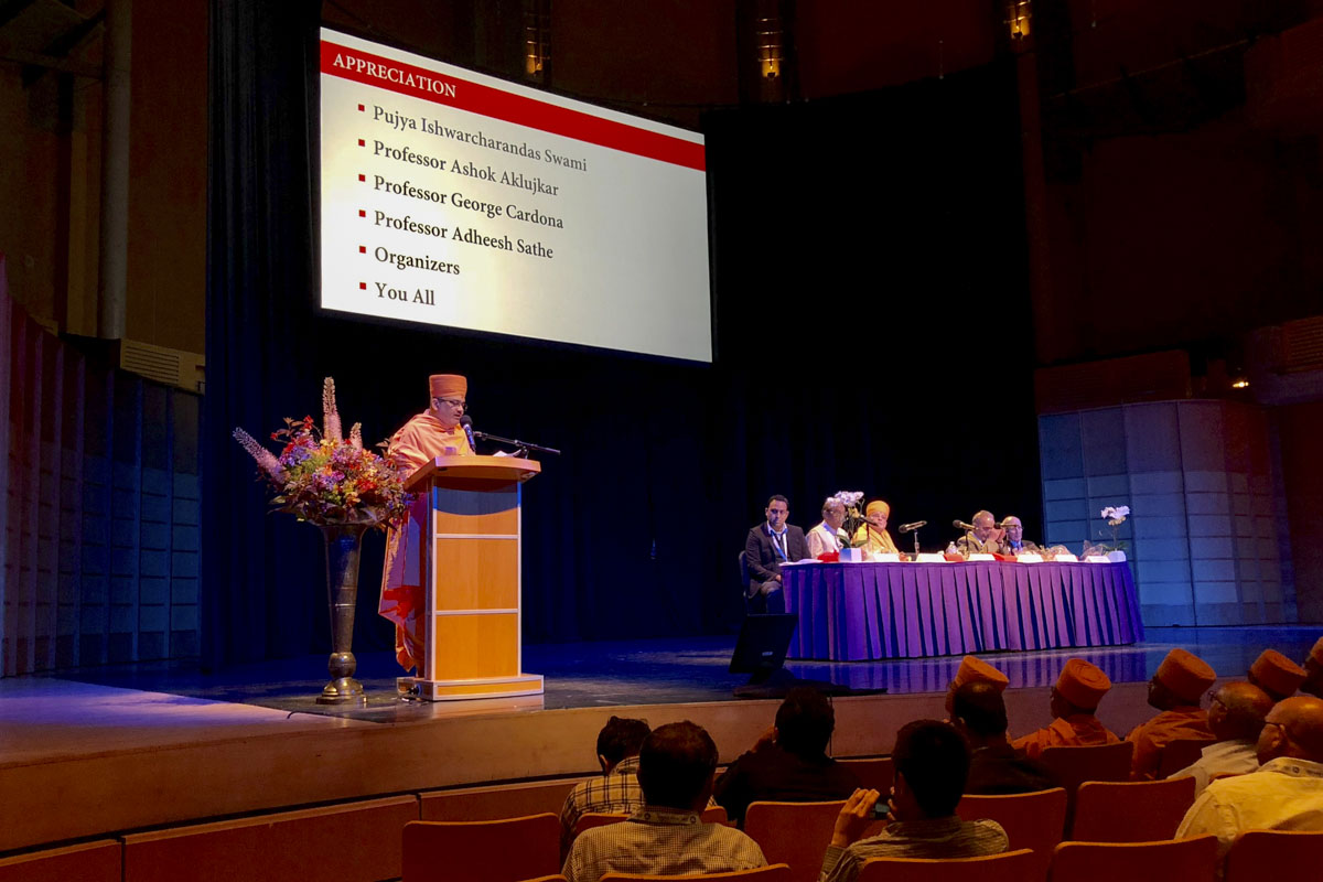 Mahamahopadhyaya Bhadreshdas Swami thanks the distinguished panelists on stage in the Inaugural Session.