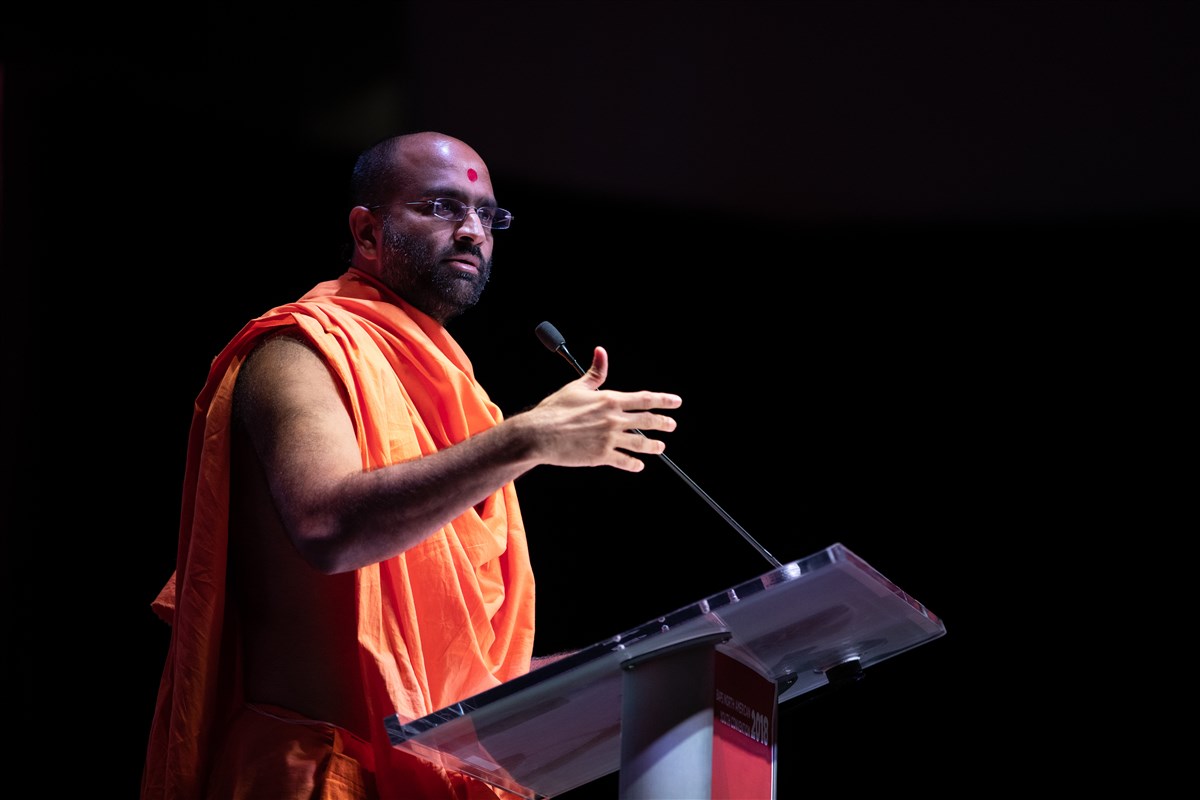 Pujya Anantmangaldas Swami addresses the morning assembly