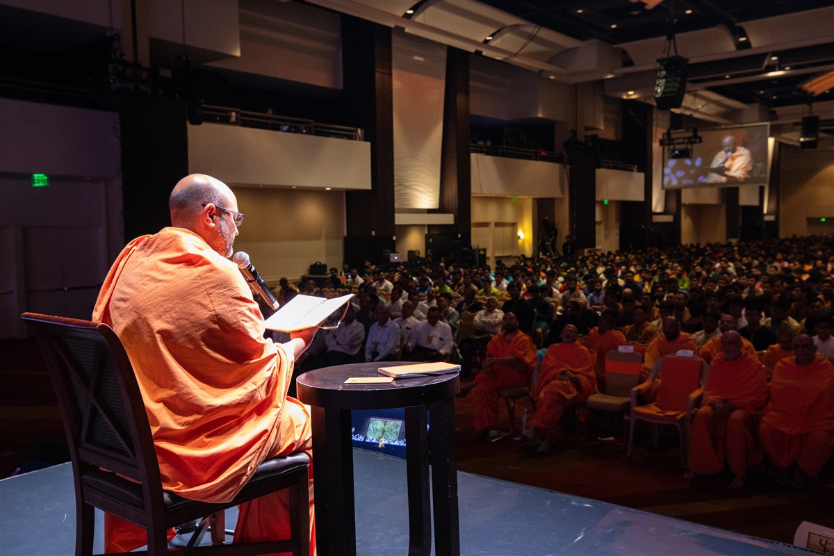 Pujya Amrutnandandas Swami addresses the morning assembly