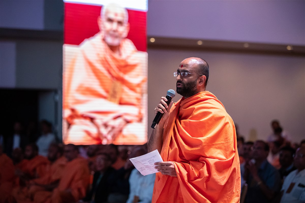 Pujya Anantmangaldas Swami thanks Swami on behalf of all of the delegates for giving surprise darshan