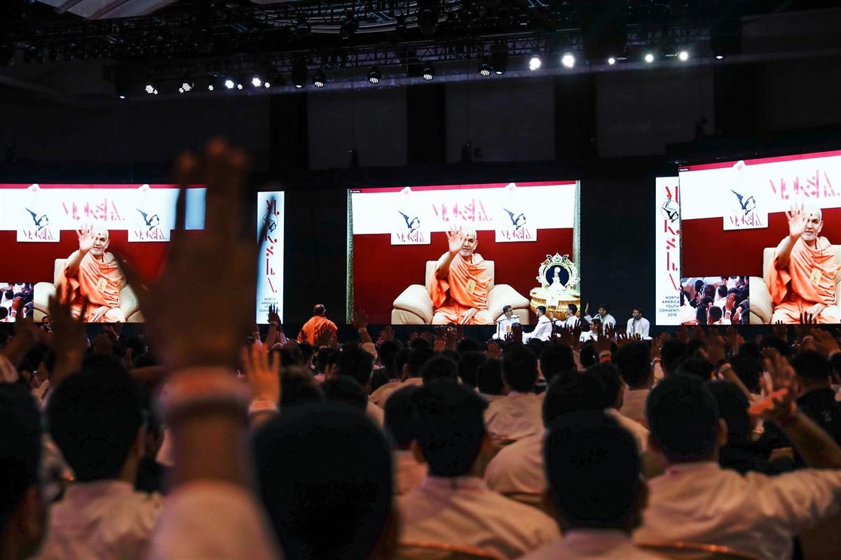 Swamishri blesses the delegates