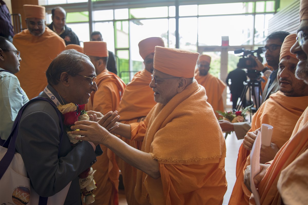 Sadguru Pujya Ishwarcharandas Swami welcomes V. Kutumba Shastry (President, International Association of Sanskrit Studies) to the Akshar Purushottam Darshanam session.