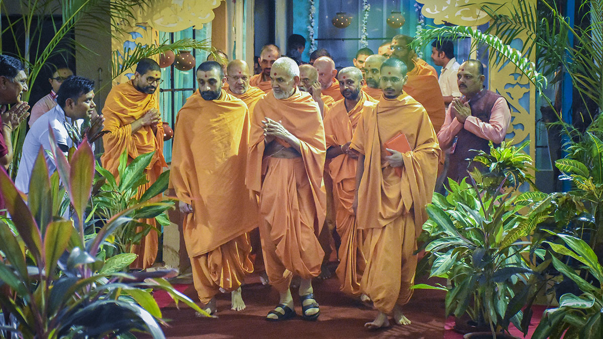 Param Pujya Mahant Swami Maharaj greets devotees with 'Jai Swaminarayan', Akshar Farm, Anand