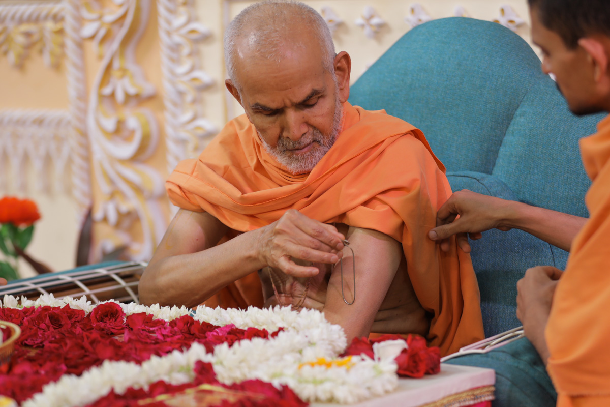 Swamishri performs his morning puja