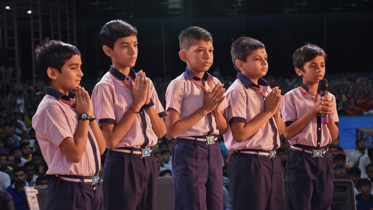 Students of Swaminarayan Vidyamandir, Bakrol, present before Swamishri