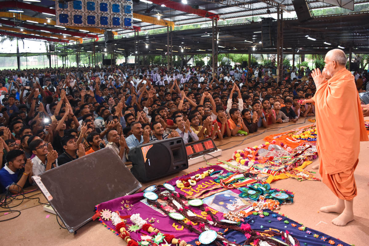 Swamishri greets devotees with 'Jai Swaminarayan' 