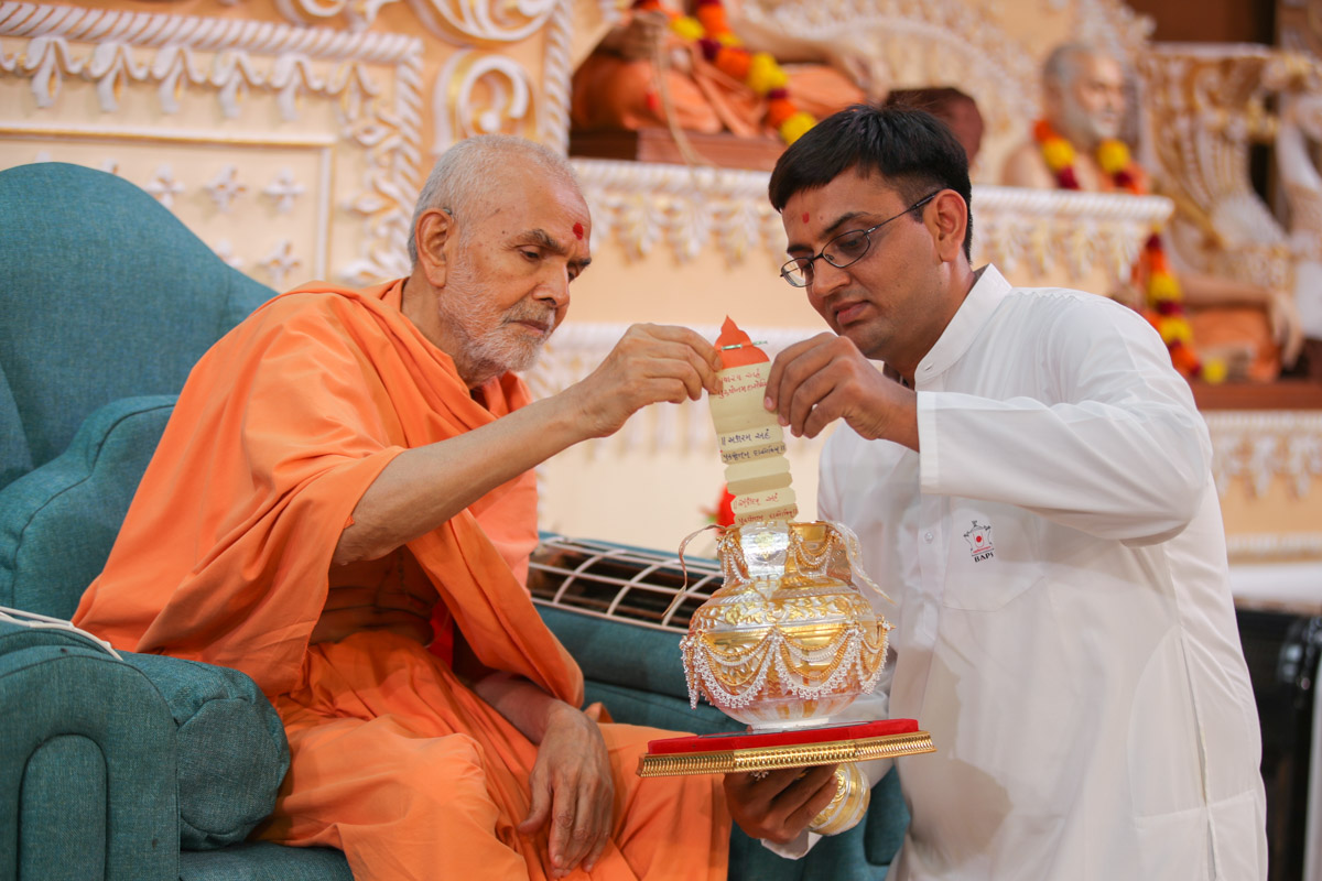 Swamishri sanctifies prayers offered by devotees