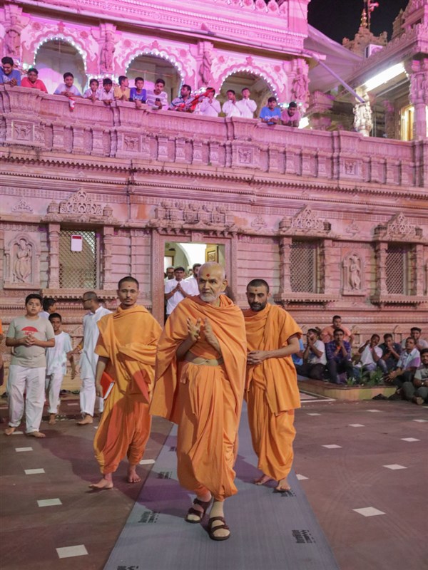 Swamishri in the mandir grounds