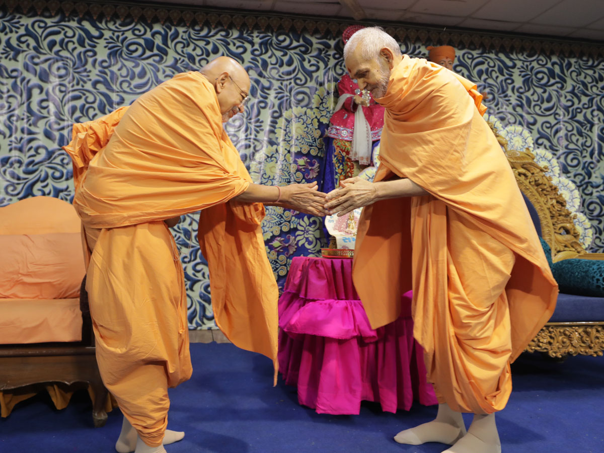 Pujya Tyagvallabh Swami welcomes Swamishri